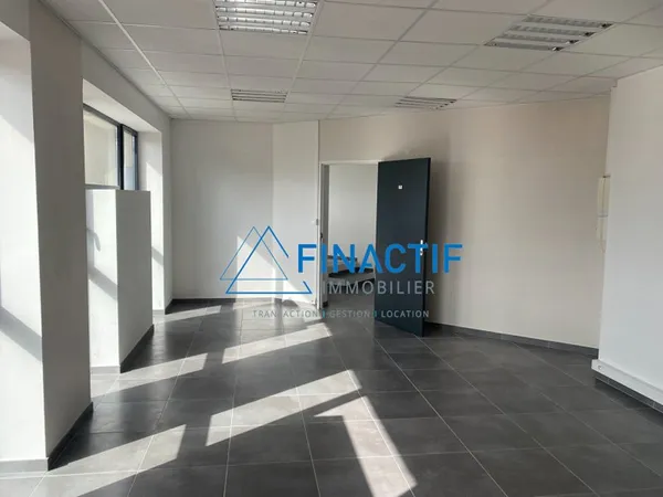 BUREAU EGUILLES - 36 m2