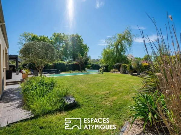 Maison familiale sur jardin paysagé et piscine en impasse