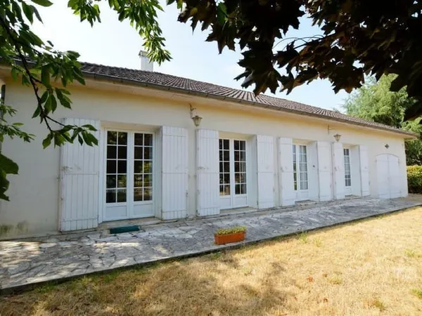 Maison de plain-pied - À la sortie d'un village