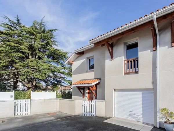 Maison de ville avec jardinet, rare à la vente !