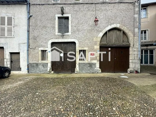 Immeuble de 450 m2 à rénover Avec 2 garages en RDC