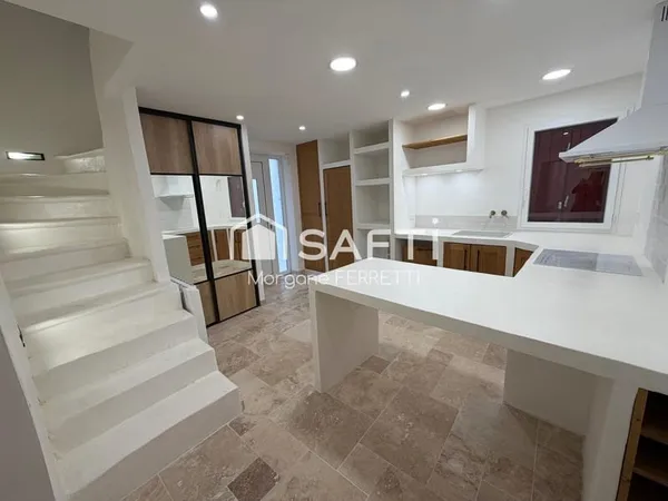 MAISON DE VILLAGE R+2 - 2 CHAMBRES - PETITE COUR
