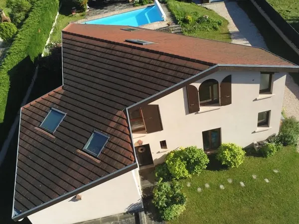 Maison lumineuse avec piscine 171 M² 7 pièces, secteur calme et recherché de Bourgoin Jallieu