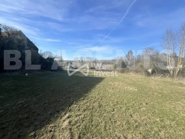 Grand terrain à bâtir avec belle façade de 34 m dans un cadre