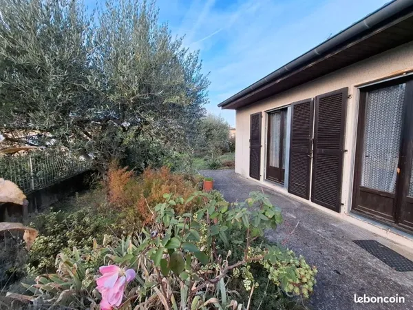 Maison individuelle, plein pied, avec jardin fermé arboré