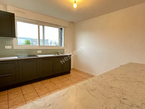 Logement nu + 2 locaux commerciaux loués