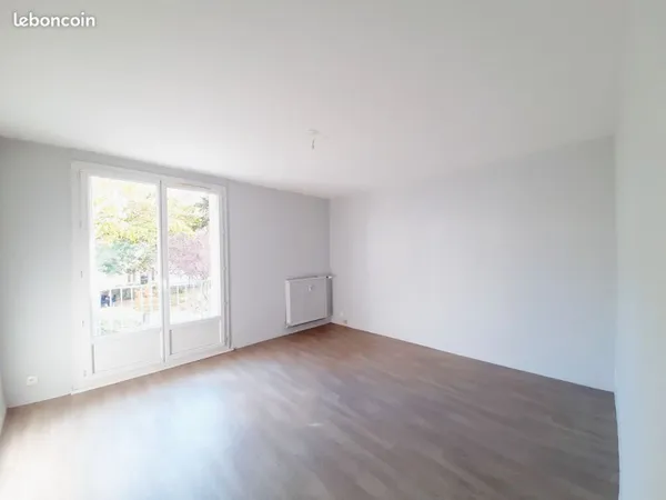 T3 de 60 m² salon avec balcon - grenier privatif