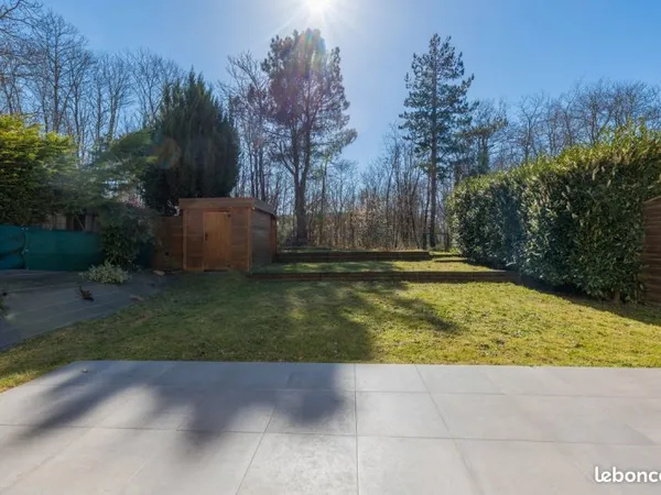 A vendre à Brette-les-Pins : Maison spacieuse avec 4 Chambres, décoration moderne et accès direct à 