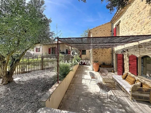 Secteur Pezenas: Autentique Mas Cevenol de 275 m² habitables sur 8000 m² de terrain avec Piscine. Su