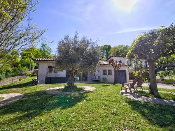 LAYRAC - Maison de plain-pied avec 3 chambres, un dressing, une climatisation, un garage, portail él