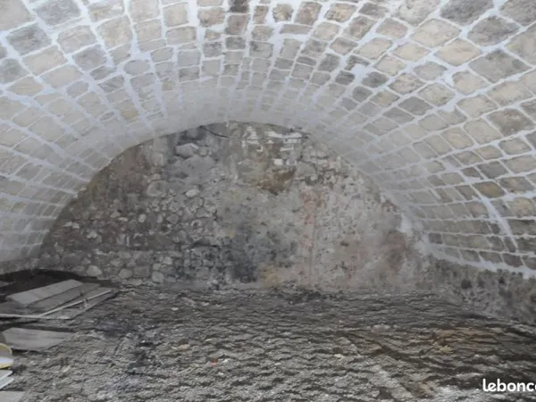 Grande cave voûtée en pierre - 55 m² - Bordeaux centre (St James / Victor Hugo)