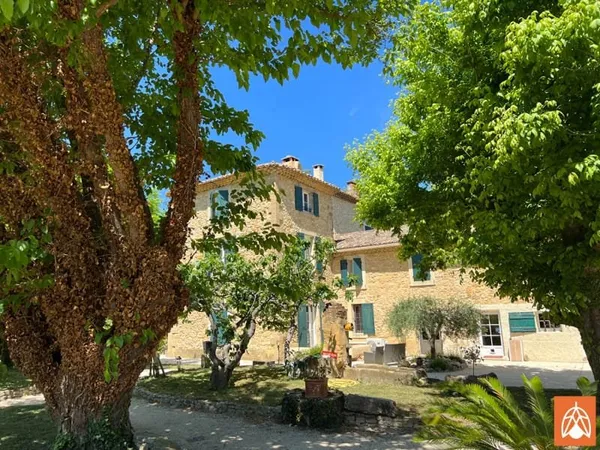 Maison 18 pièces 678 m²