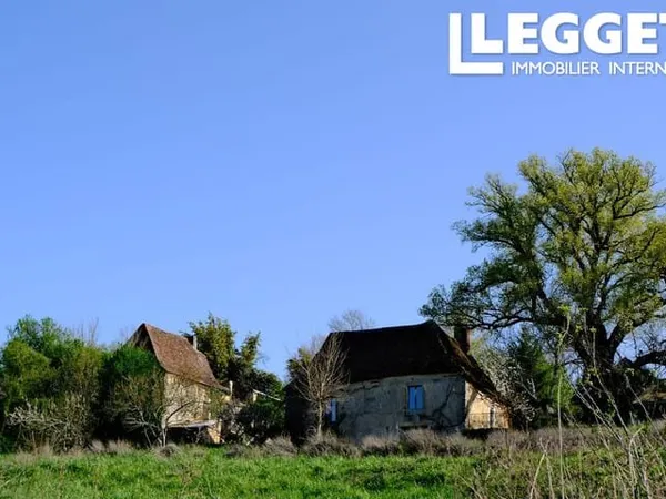 Ensemble immobilier authentique a rénover avec vue exceptionnelle pres de Montignac Lascaux.