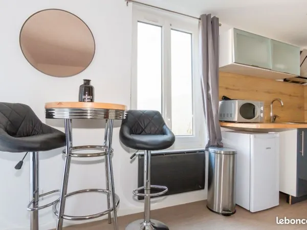 Location meublée : Charmant studio meublé avec terrasse et wifi, centre de Limoges avec buanderie