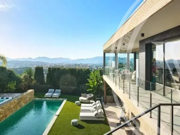 Splendid villa contemporaine sur les hauteurs de Cannes vue Mer