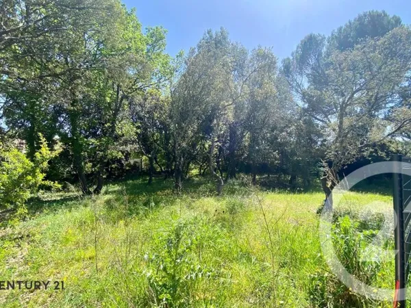 Terrain 900 m²