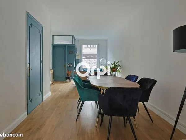 Studio 6 pièces 115 m²