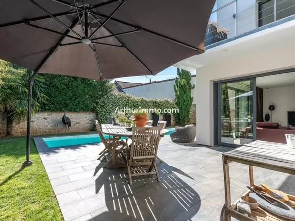 MAISON MODERNE - CENTRE VILLE - 6 PIECES - 3 CHAMBRES - 147 M² - PARCELLE 714 M²
