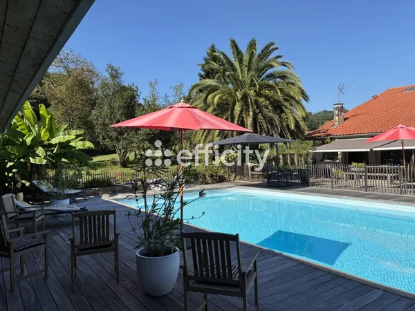 Maison 8 pièces 300 m²