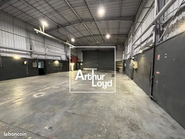 Local bureaux 596 m²