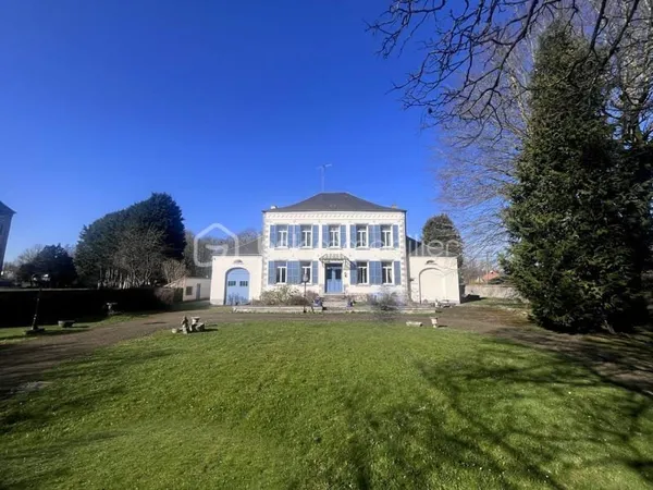 Demeure de caractère de 1855 - 324 m² habitables - Parc de 2 844 m² - 5 chambres - Dépendances. Ferr