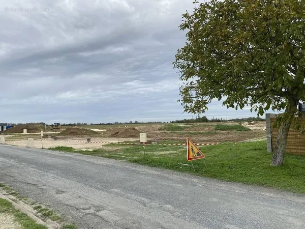 Terrain à bâtir de 472 m² à FORGES (17)