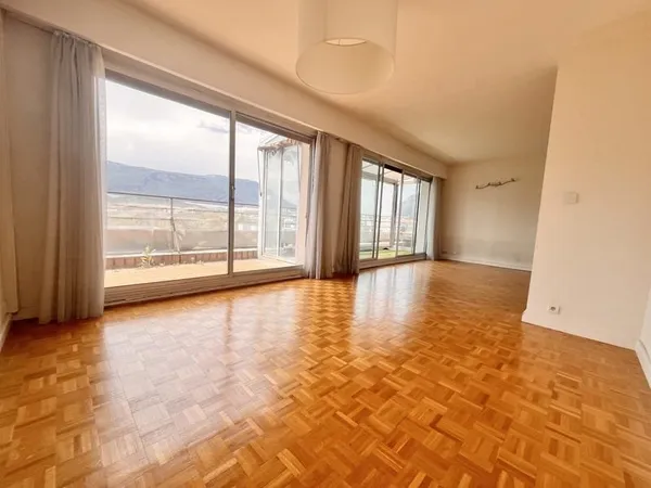 Grenoble - T5 de 135 m2 en dernier étage + 2 terrasses