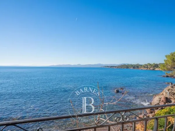 SAINT-RAPHAËL - VILLA PIEDS DANS L'EAU - VUE MER PANORAMIQUE