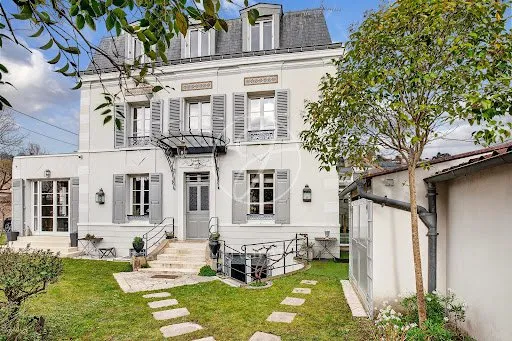 Maison 10 pièces 225 m²