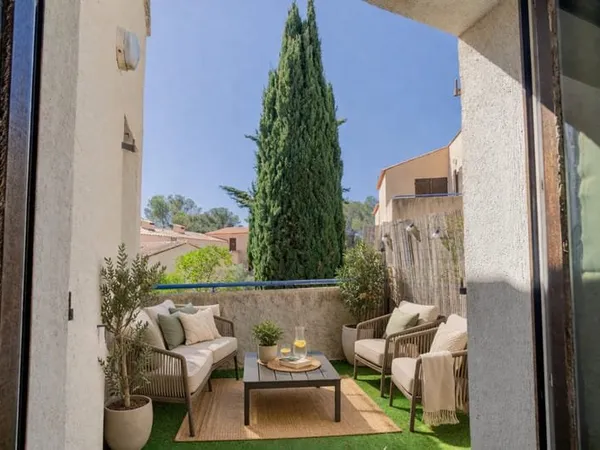 Appartement T2 calme et lumineux au coeur de Boulouris, avec accès piscine et mer à pied.