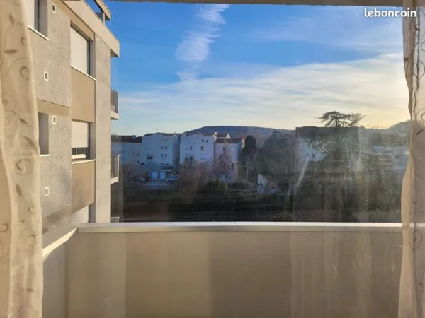 RIOM T1 meublé. Très calme. Proche Gare et collège