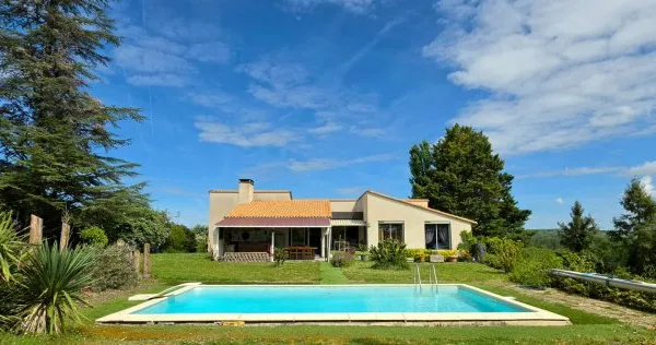 Maison avec sous sol parc et piscine