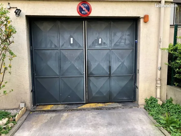 Grande place parking boxable (3m x 5m) - motos / citadine - Paris 20e