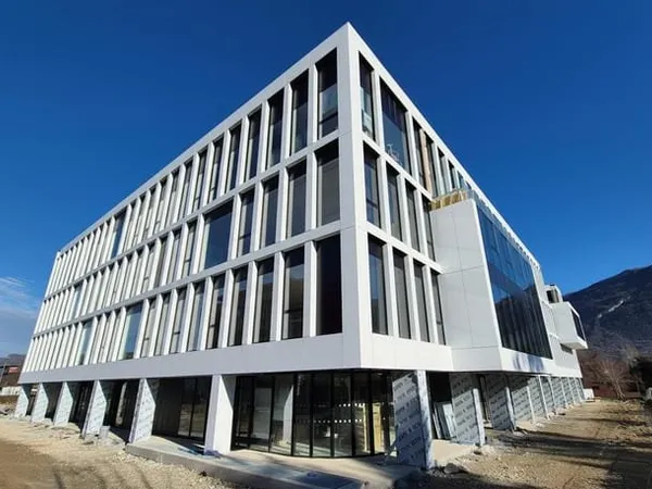 LOCAL COMMERCIAL DE 290 M² AVEC STATIONNEMENTS