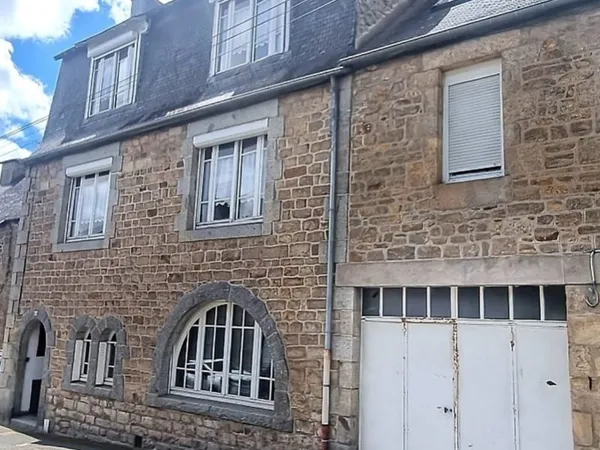 Maison de ville avec jardin et 7 chambres à Guingamp. AGREEMENT PMI pour famille d'accueil