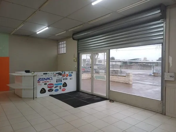 Local commercial 242 m²