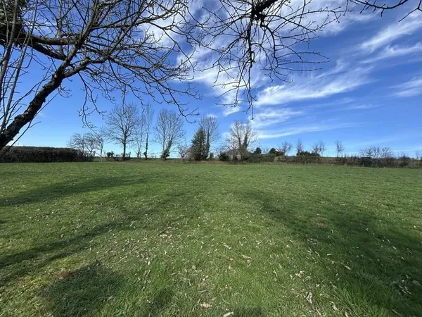 À Ladignac-Sur-Rondelles, terrain autorisant la construction