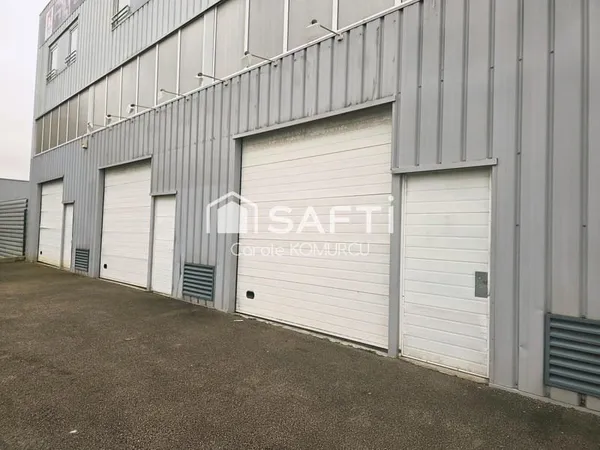 Locaux de stockage plus mezzanine à Achères