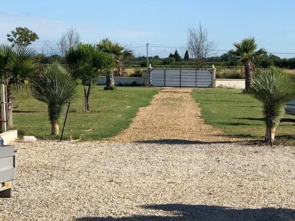 Terrain de agricole de 1 885 m2 avec mobil-home sur la commu
