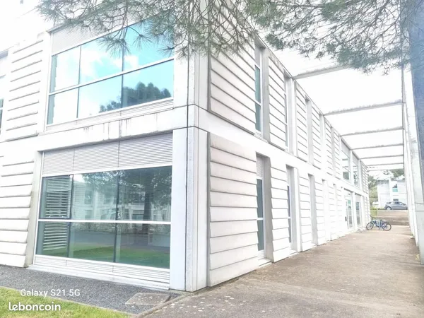 Bureaux 1 200 m²
