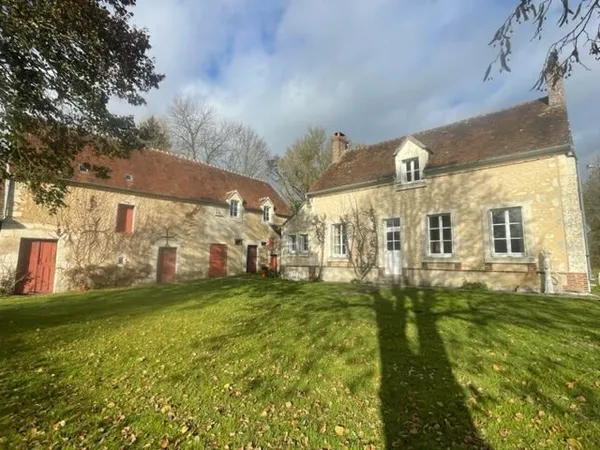 Cour maugis sur Huisne, vielle maison percheronnes avec dépe