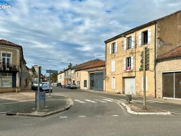 Local depot; ou brocante; ou Atelier..