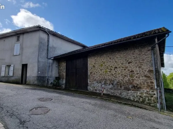 Dans un charmant village de la Charente limousine, venez découvrir cette maison d'habitation murs en