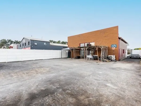 Gujan-Mestras - Local d'activité récent avec habitation indépendante