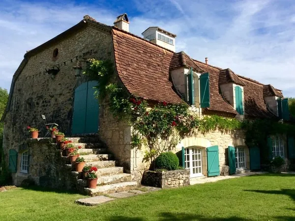 Manoir d'exception avec maison d'amis et piscine, situé dans un cadre privé sur un terrain de 28 hec