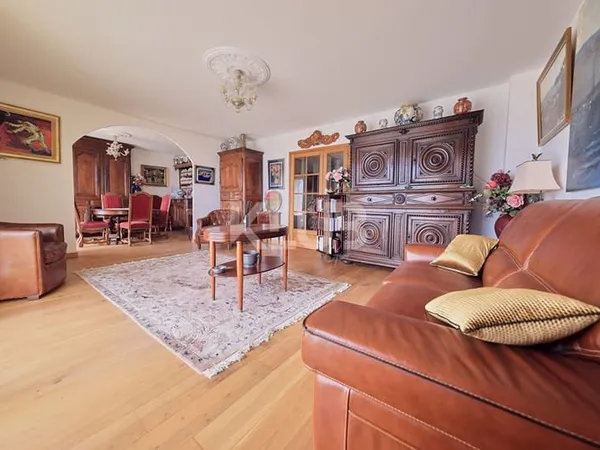 Bel appartement T4 de 101 m2 (93 m2 CARREZ) à 2 pas du centre-ville de Bastia