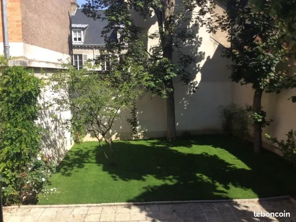 EMPLACEMENT EXCEPTIONNEL : maisonnette meublée T2 50m2 avec jardin+terrasse en hyper centre de Reims