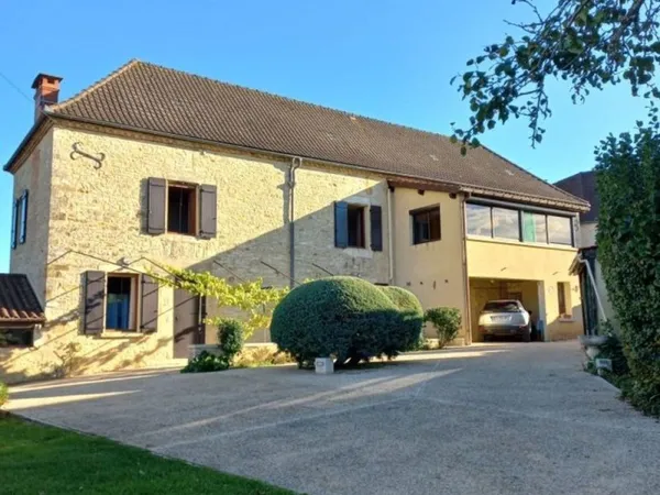 Maison en pierre dans hameau paisible proche commerces