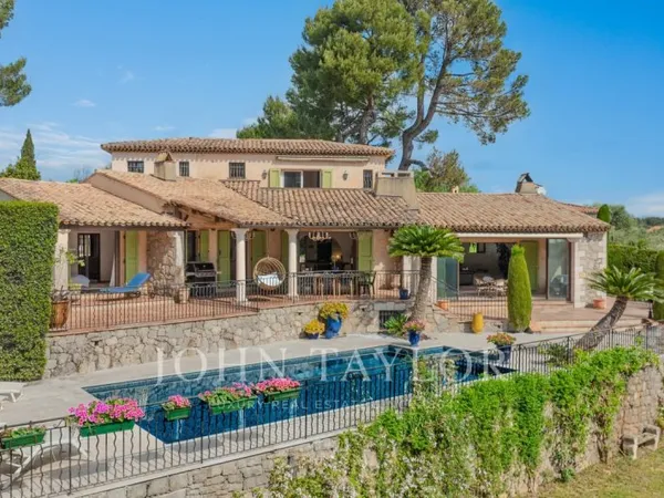 Charmante villa provençale à vendre à La Roquette-sur-Siagne