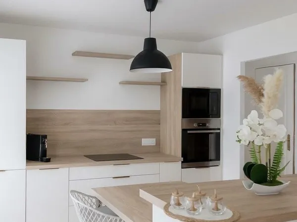 Spacieuse maison de 141 m² avec 4 chambres, cuisine neuve, véranda lumineuse et jardin clos de 300 m